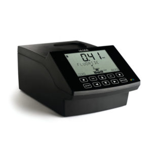 Espectrofotómetro IRIS HI801 para la medición del color, dispositivo de sobremesa con pantalla digital mostrando resultados de fluoruro