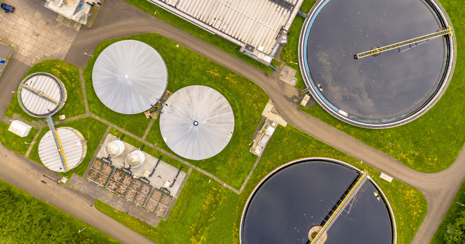 Vista aérea de una planta de tratamiento de aguas residuales con varios tanques circulares de procesamiento de DQO