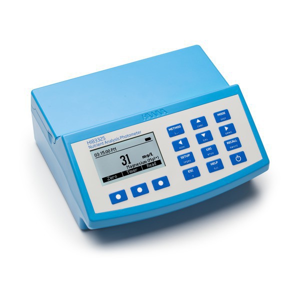Fotómetro HI83325 de HANNA, mostrando 31 mg/L de magnesio, con pantalla digital y botones de control en un diseño azul