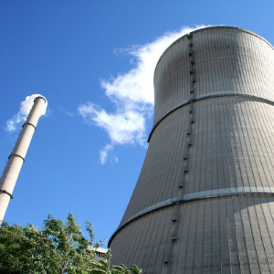 Imagen de una torre de refrigeración industrial, relacionada con programas de tratamiento de agua en instalaciones de riesgo para la prevención de Legionella
