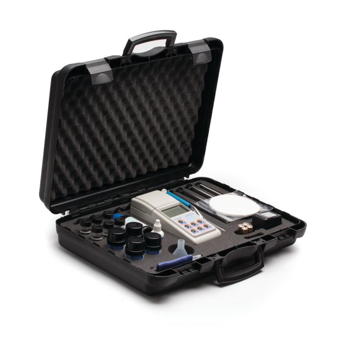 Kit completo de turbidímetro HI83749 de Hanna Instruments para enología, presentado en un maletín de transporte con múltiples accesorios y soluciones de calibración