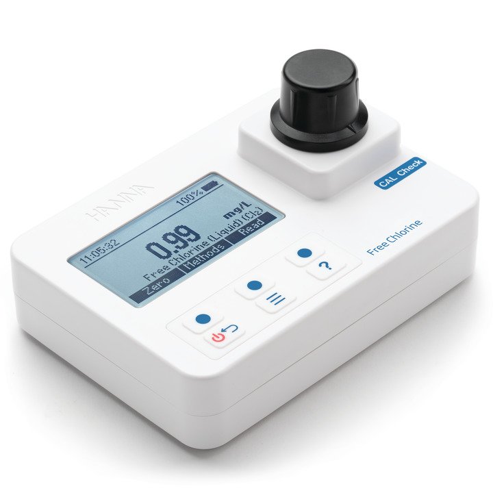 Fotómetro portátil para medir cloro libre de la marca Hanna, con una lectura de 0.99 mg/L en su pantalla LCD