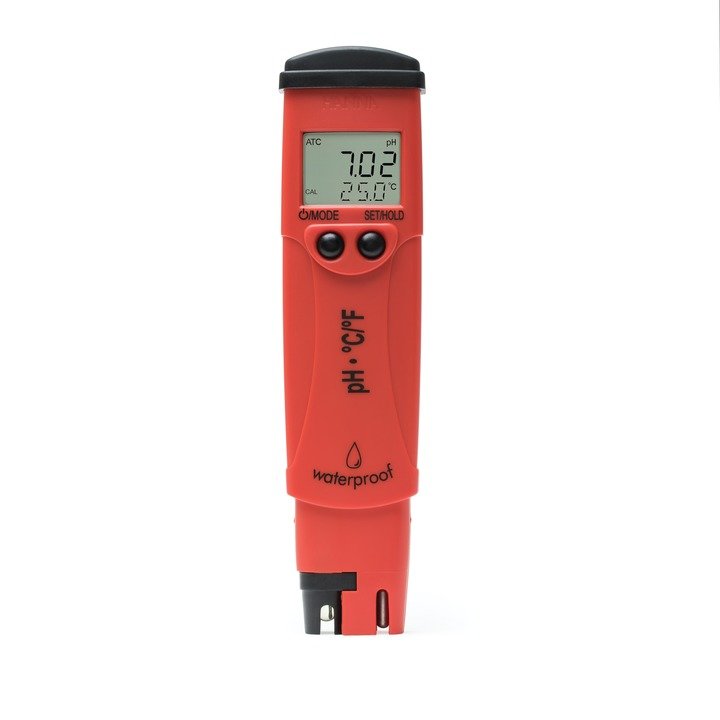 Medidor de pH de bolsillo a prueba de agua con pantalla dual para pH y temperatura, diseñado por HANNA Instruments, mostrando lecturas simultáneas de pH y temperatura para una medición precisa