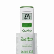 Dispositivo de calibración rápida GroLine Quick Cal, mostrando su pantalla digital durante el proceso de calibración