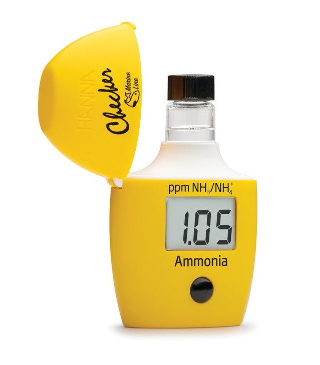 Checker Hanna para medir amonio en agua marina, mostrando una lectura de 1.05 ppm de NH₃/NH₄⁺ en su pantalla digital