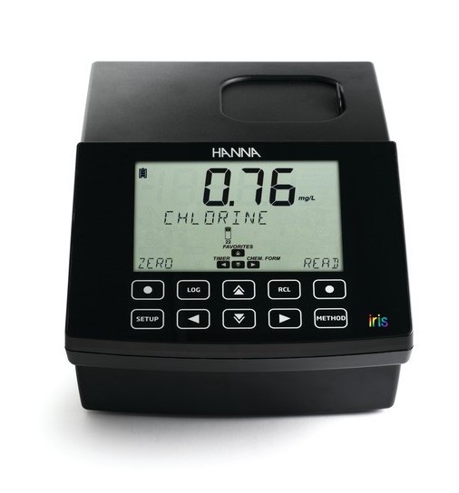 Espectrofotómetro IRIS HI801-02 de Hanna, diseñado para medir niveles de cloro en líquidos, con pantalla digital