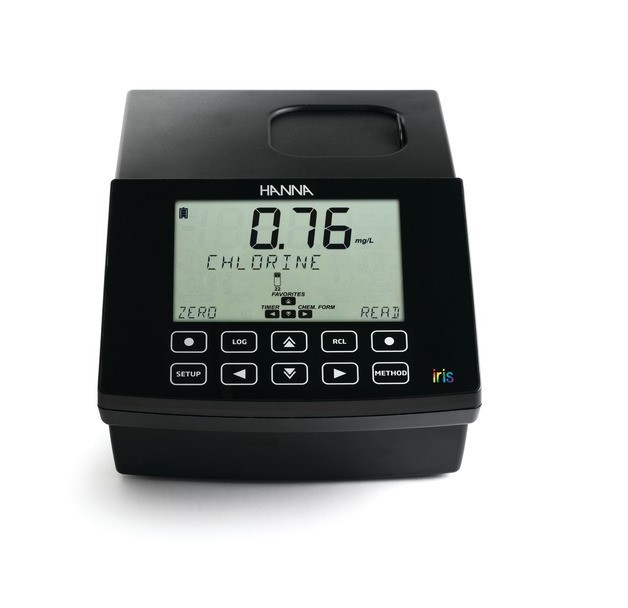 Espectrofotómetro HI801-02 con pantalla digital mostrando la medición de cloro en mg/L, ideal para aplicaciones en enología