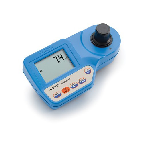 Fotómetro portátil Hanna modelo HI96706 para medir fósforo, mostrando una lectura de 7.4 mg/L en su pantalla digital