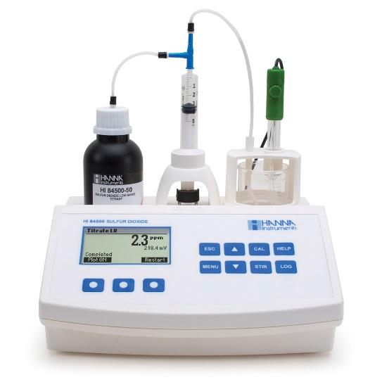 Valorador automático HI84500-02 de Hanna Instruments para la medición de sulfuroso libre y total, con pantalla digital y accesorios de laboratorio