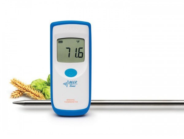 Termómetro HI935012 con sonda de 1 metro, mostrando una lectura de 71.6 °F, sobre un fondo de ingredientes cerveceros.