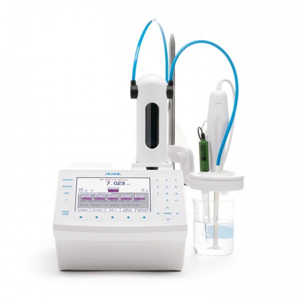 Valorador potenciométrico HI931-02 de Hanna Instruments, con pantalla digital que muestra la calibración del pH y un recipiente con solución de calibración